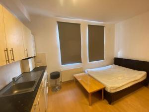 Postel nebo postele na pokoji v ubytování Golders way rooms