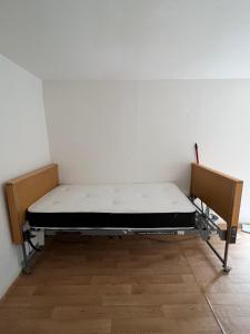 Postel nebo postele na pokoji v ubytování Golders way rooms