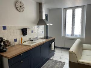 Kuchnia lub aneks kuchenny w obiekcie Joli appartement climatisé