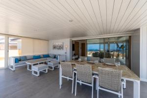 Posezení v ubytování Appartement 300m2 vue sur océan Prestigia - Plage des nations