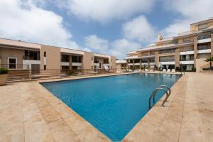 a swimming pool in front of a building at Appartement 300m2 vue sur océan Prestigia - Plage des nations in Salé