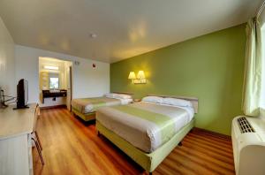 A bed or beds in a room at Motel 6-Cocoa Beach, FL