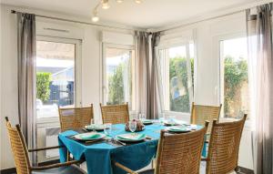En restaurant eller et spisested på Lovely Home In Saint-germain-sur-ay With Kitchen