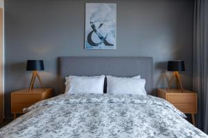 Postel nebo postele na pokoji v ubytování Appartement 300m2 vue sur océan Prestigia - Plage des nations + 32 fotografií