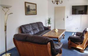 uma sala de estar com mobiliário de couro e uma mesa em Nice Home In Petershagen Ot Frille With Kitchen em Frille