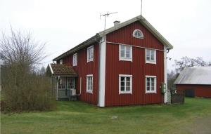 LidhultにあるHoliday home Bökö Lidhultの庭白窓付赤い家