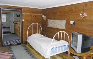 sypialnia z łóżkiem i telewizorem w obiekcie Holiday home Bökö Lidhult w mieście Lidhult