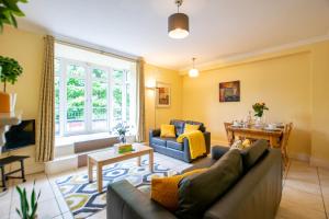 un soggiorno con divano e tavolo di 126 - Gort Na Coiribe 4 Bedroom Duplex, by Shortstays a Galway