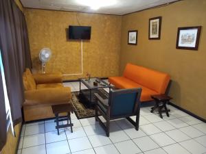 un soggiorno con divano e TV di Privado apartamento, cómodo y excelente ubicación. a El Prado