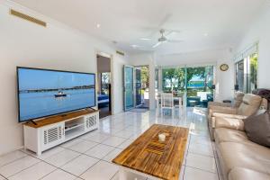 Keith's on Sylvan Beach, 1 of the 3 most popular units on Bribie的电视和/或娱乐中心