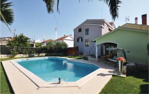 Bazen v nastanitvi oz. blizu nastanitve Stunning Apartment In Zadar With 2 Bedrooms, Wifi And Outdoor Swimming Pool