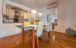Kuhinja oz. manjša kuhinja v nastanitvi Stunning Apartment In Zadar With 2 Bedrooms, Wifi And Outdoor Swimming Pool