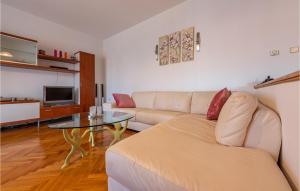 Predel za sedenje v nastanitvi Stunning Apartment In Zadar With 2 Bedrooms, Wifi And Outdoor Swimming Pool