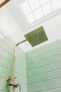 łazienka z prysznicem wyłożona zielonymi kafelkami w obiekcie Hermosa Casa de Campo con Piscina grande en Chiclayo w mieście Ferreñafe