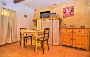 Kuchyň nebo kuchyňský kout v ubytování Lovely Apartment In Remoulins With Wifi