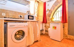 een keuken met een wasmachine en een magnetron bij Beautiful Apartment In Remoulins With Wifi in Remoulins