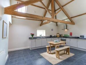 A kitchen or kitchenette at Gallow Law Cottage