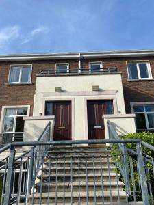 una scala di fronte a un edificio di mattoni di 125 - The Duplex at Gort Na Coiribe, by Shortstays a Galway