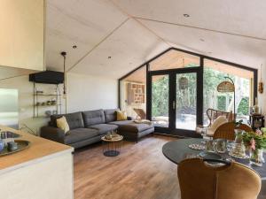Svetainės erdvė apgyvendinimo įstaigoje Welcoming holiday home in Wissenkerke with private sauna
