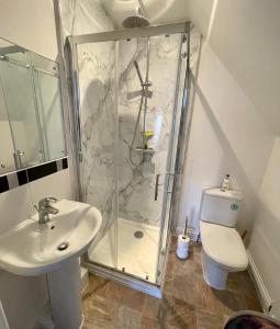 bagno con doccia, lavandino e servizi igienici di The Knots-Spacious 3 bedroom apartment in Bridport a Bridport