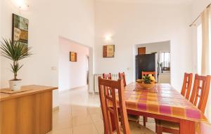 Area soggiorno di Stunning Home In Liznjan With Wifi