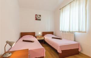 Letto o letti in una camera di Stunning Home In Liznjan With Wifi