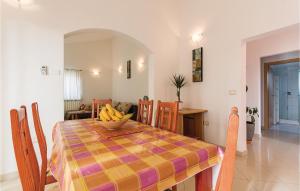 Area soggiorno di Stunning Home In Liznjan With Wifi