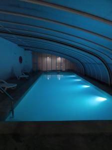 una piscina con iluminación azul en un edificio en Apart 312 Casa de Playa en Necochea