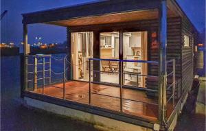 une petite maison sur le pont d'un bateau dans l'établissement Mermaid-hausboote 1, à Lelystad