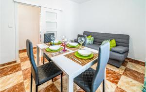 科爾多瓦的住宿－Beautiful Apartment In Cordoba With Kitchenette，一间带桌椅和沙发的用餐室