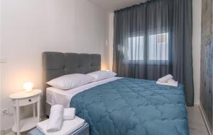 Postel nebo postele na pokoji v ubytování Cozy Apartment In Kastel Gomilica