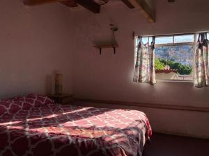 Postel nebo postele na pokoji v ubytování Hostalito Casa Alebrije