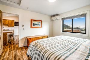 Postel nebo postele na pokoji v ubytování Dungeness Suite