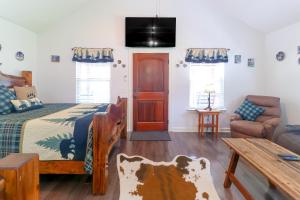 a bedroom with a bed and a living room at Little Bear Retreat 2 in Helen