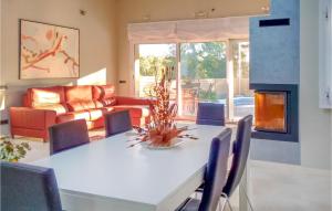 uma sala de estar com uma mesa branca e cadeiras em 3 Bedroom Stunning Home In Cabra Del Camp em Cabra del Camp
