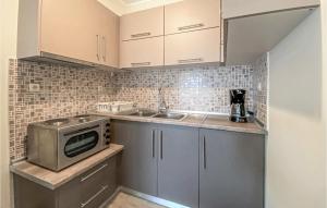 Dapur atau dapur kecil di Lovely Apartment In Nafpaktos
