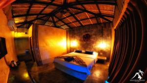 1 dormitorio con 1 cama en una habitación en Asian Secret Resort, en Lamai
