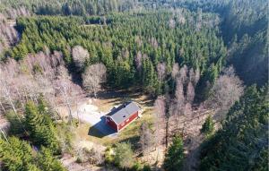 una vista aérea de una casa en medio de un bosque en 2 Bedroom Gorgeous Home In Stillingsn en Kåröd