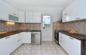 Kuchyň nebo kuchyňský kout v ubytování Cozy Apartment In Split With Kitchen
