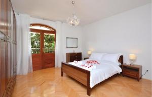 Postel nebo postele na pokoji v ubytování Cozy Apartment In Split With Kitchen