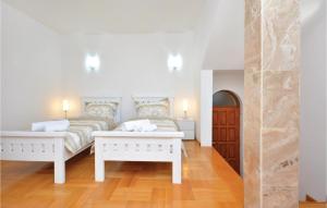 Postel nebo postele na pokoji v ubytování Cozy Apartment In Split With Kitchen