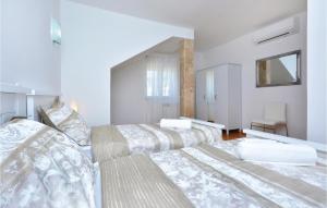 Postel nebo postele na pokoji v ubytování Cozy Apartment In Split With Kitchen