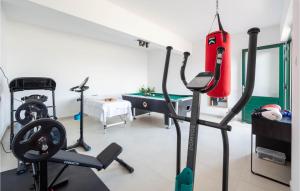 Fitness centrum a/nebo fitness zařízení v ubytování Cozy Apartment In Split With Kitchen