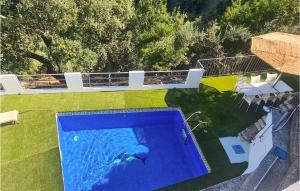 una vista aérea de una piscina en un patio en Stunning Home In Algatocin With Swimming Pool en Algatocín
