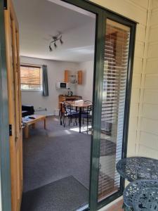 een woonkamer met een tafel en een eetkamer bij Glenalvon Lodge Motel in Hanmer Springs