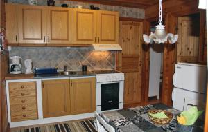 Кухня или кухненски бокс в Cozy Home In Asarum With Kitchen