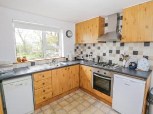 A kitchen or kitchenette at Mary Kate's Cottage