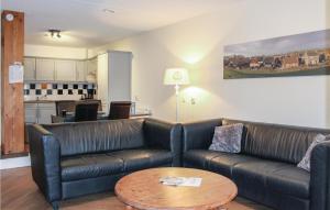 a living room with two leather couches and a coffee table at 2 Bedroom Awesome Apartment In Paesens in Paesens