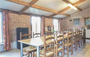 een kamer met een bakstenen muur en een tafel en stoelen bij Rozemeers in Hollebeke