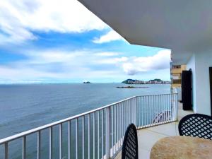 a balcony with a view of the ocean at Apartamento Guarujá morro do Maluf de frente ao mar! in Guarujá